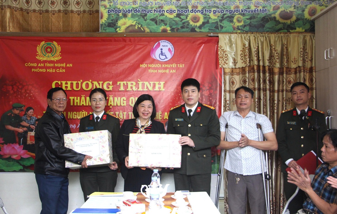 Đoàn trao 01 bộ máy tính tặng Trung tâm Hội người khuyết tật tỉnh Nghệ An