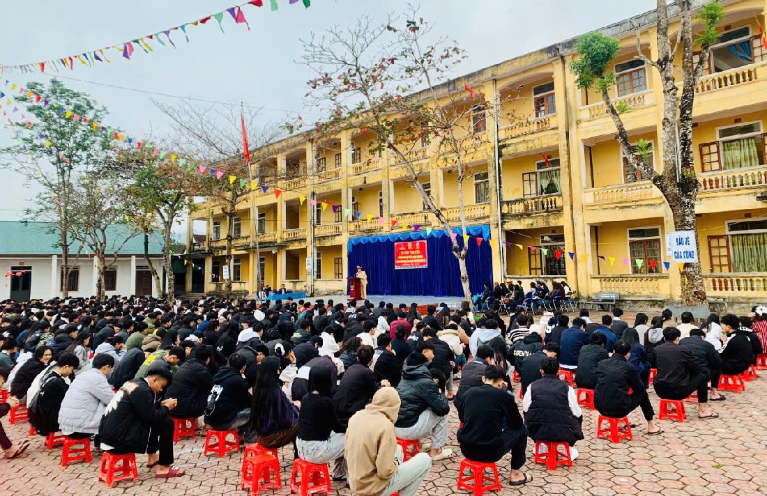 Công an xã Văn Hiến tuyên truyền pháp luật phòng, chống vi phạm về phá