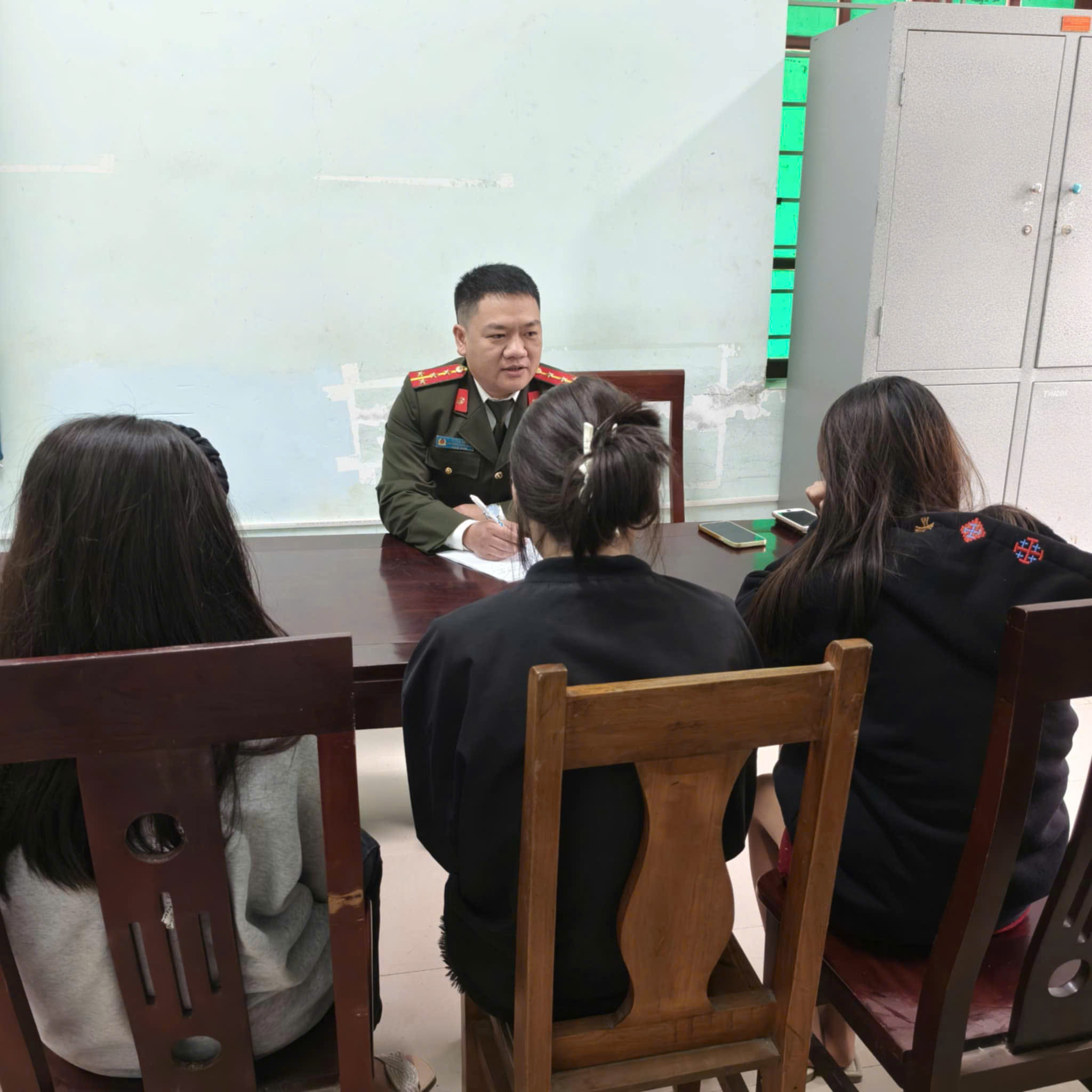 Công an xã Yên Na làm việc với 03 công dân nghi bị lừa đi các tỉnh phía Bắc làm việc