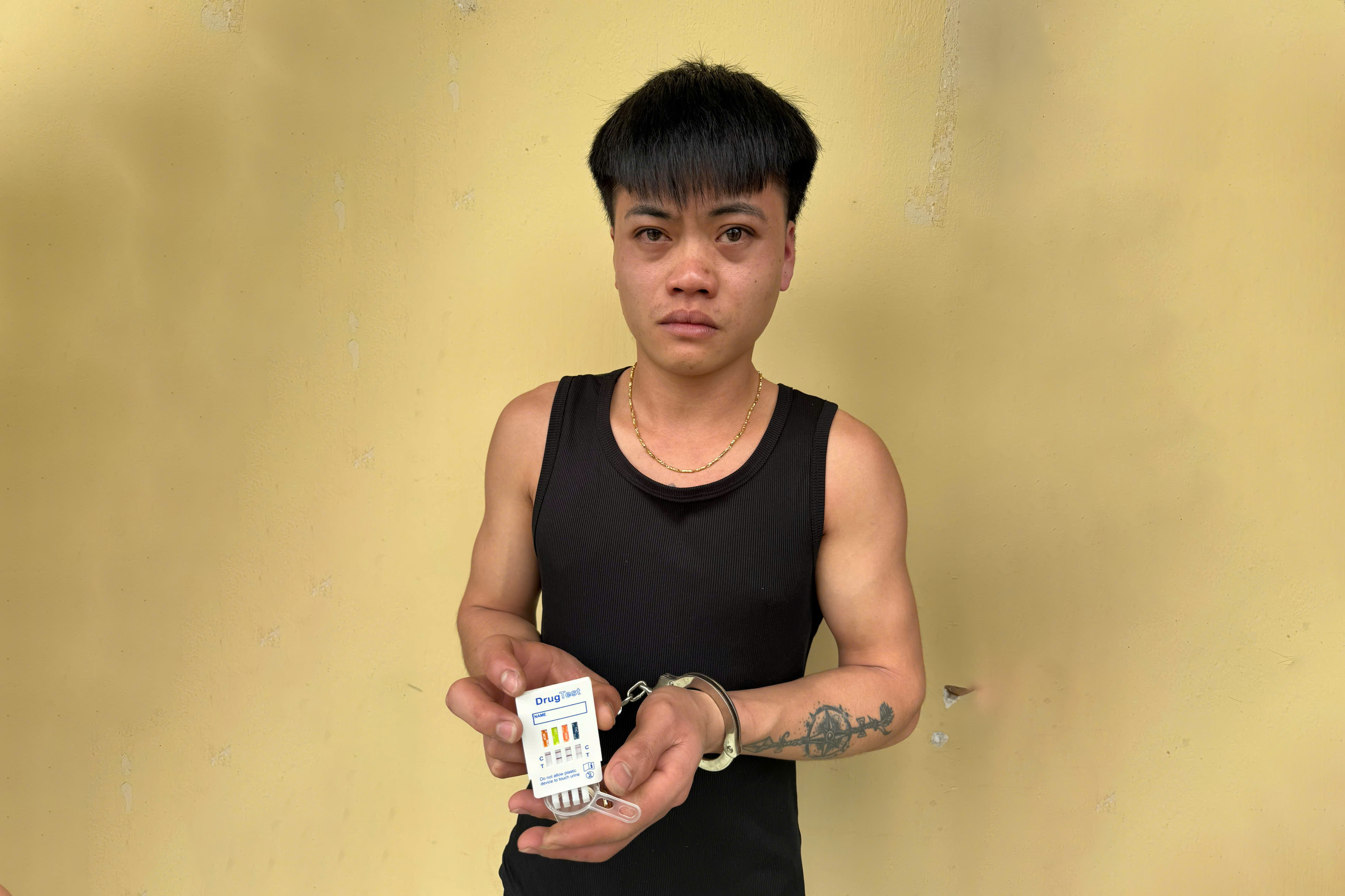 Bắt đối tượng mua bán trái phép chất ma tuý