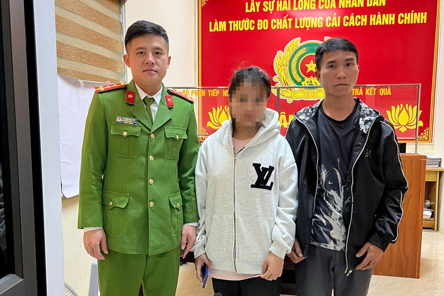 Công an xã Cam Phục bàn giao em M.T.H cho gia đình