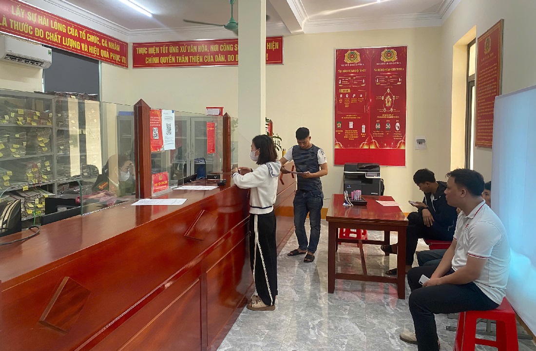 Công an xã giải quyết thủ tục hành chính cho người dân
