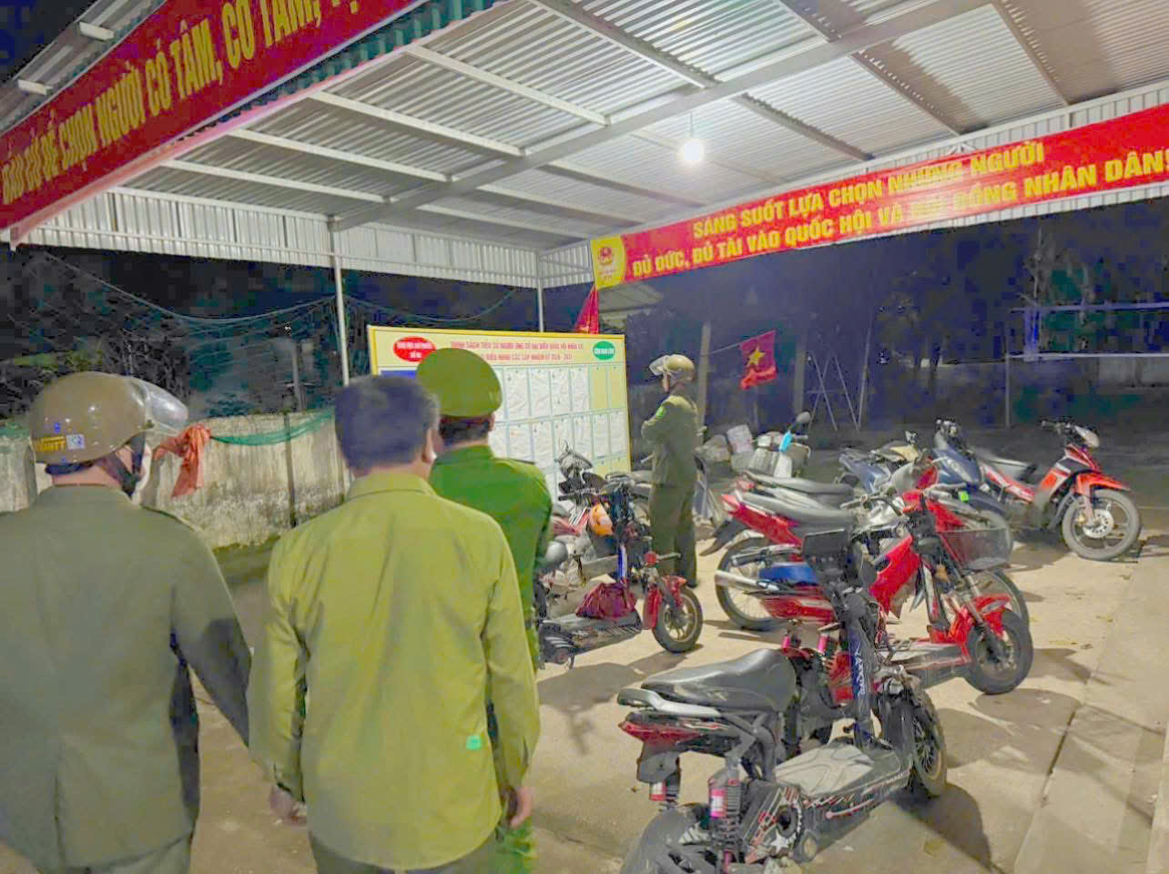 Công an xã Đại Huệ tuần tra bảo vệ tại khu vực bỏ phiếu bầu cử