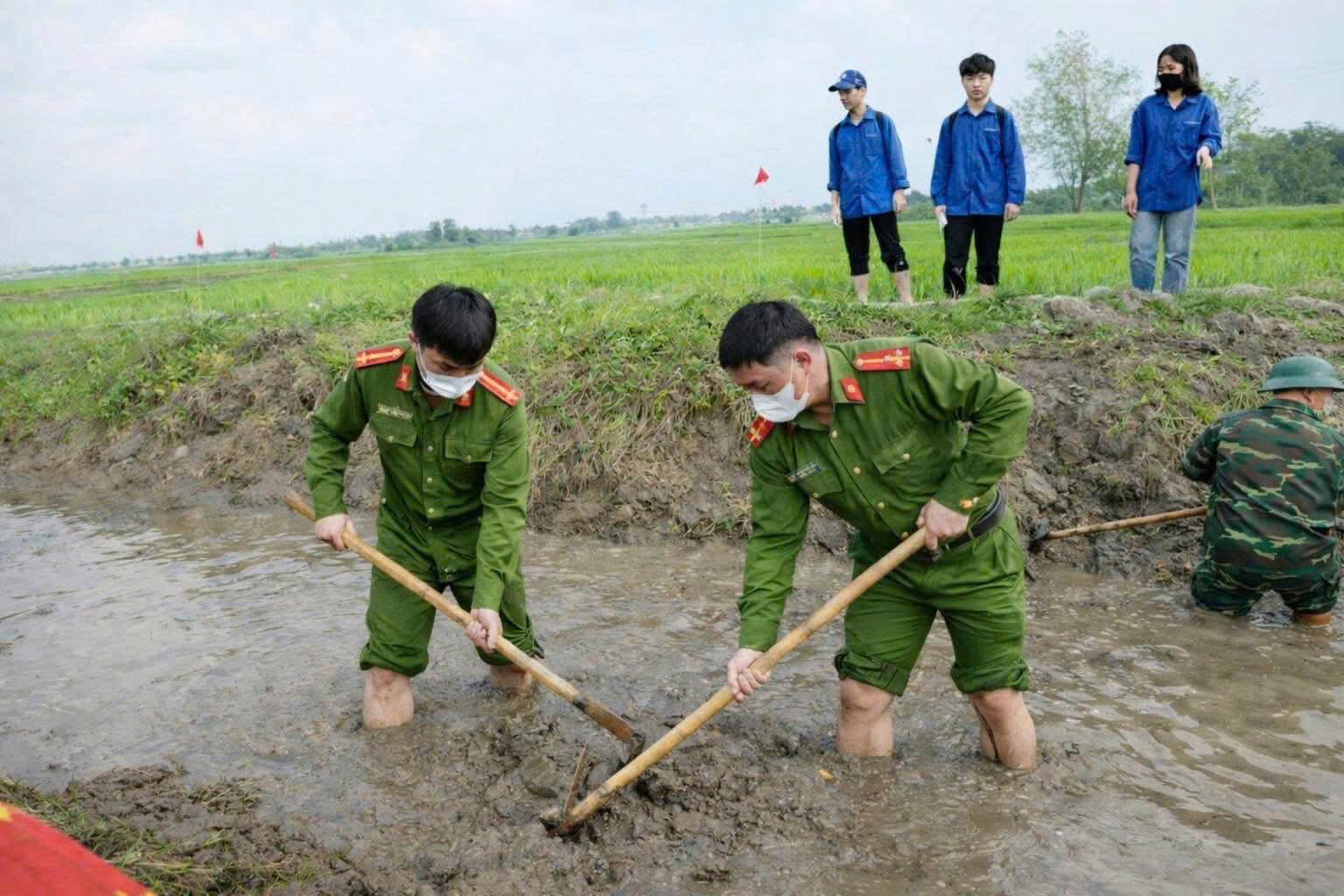 Tuổi trẻ xã Kim Liên ra quân tham gia nạo vét kênh mương hưởng ứng Tháng Thanh niên 2026