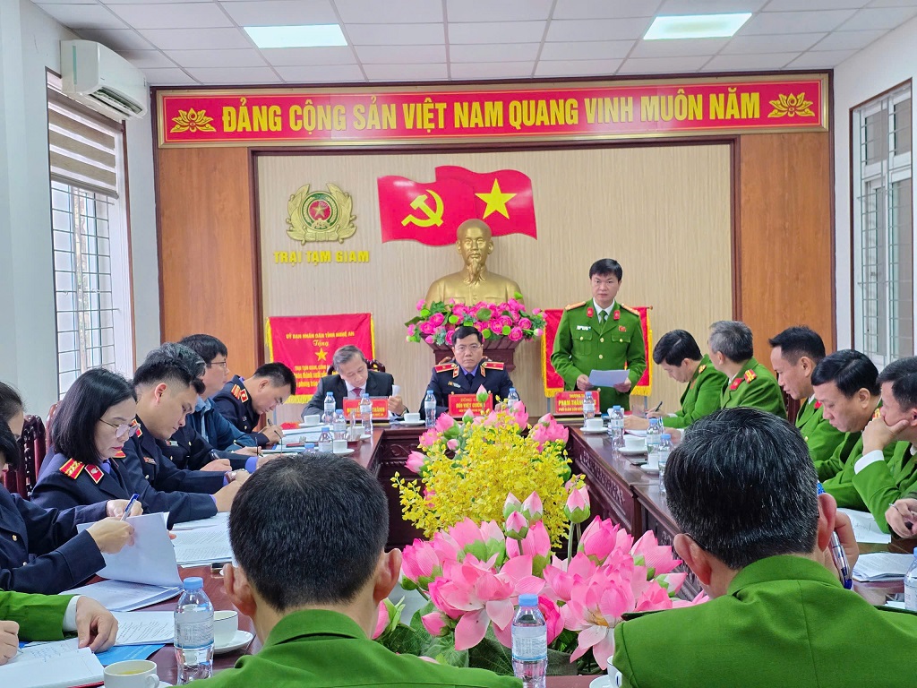 Đồng chí Thượng tá Phạm Thành Long, Phó Giám đốc Công an tỉnh phát biểu tại Hội nghị