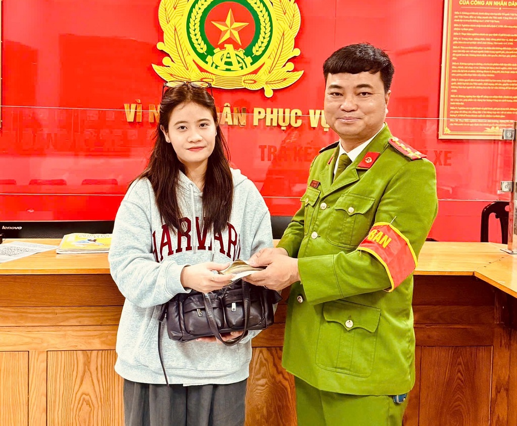 Công an phường Vinh Phú hỗ trợ và trao trả tài sản bị đánh rơi