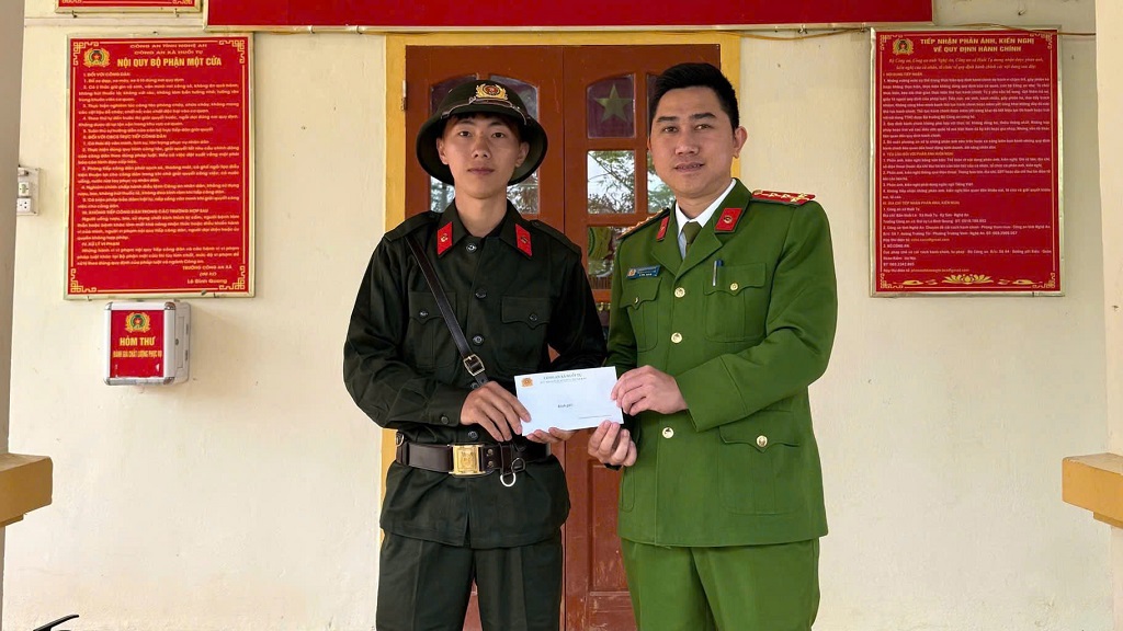 Công an xã Huồi Tụ bảo đảm ANTT buổi lễ giao, nhận quân