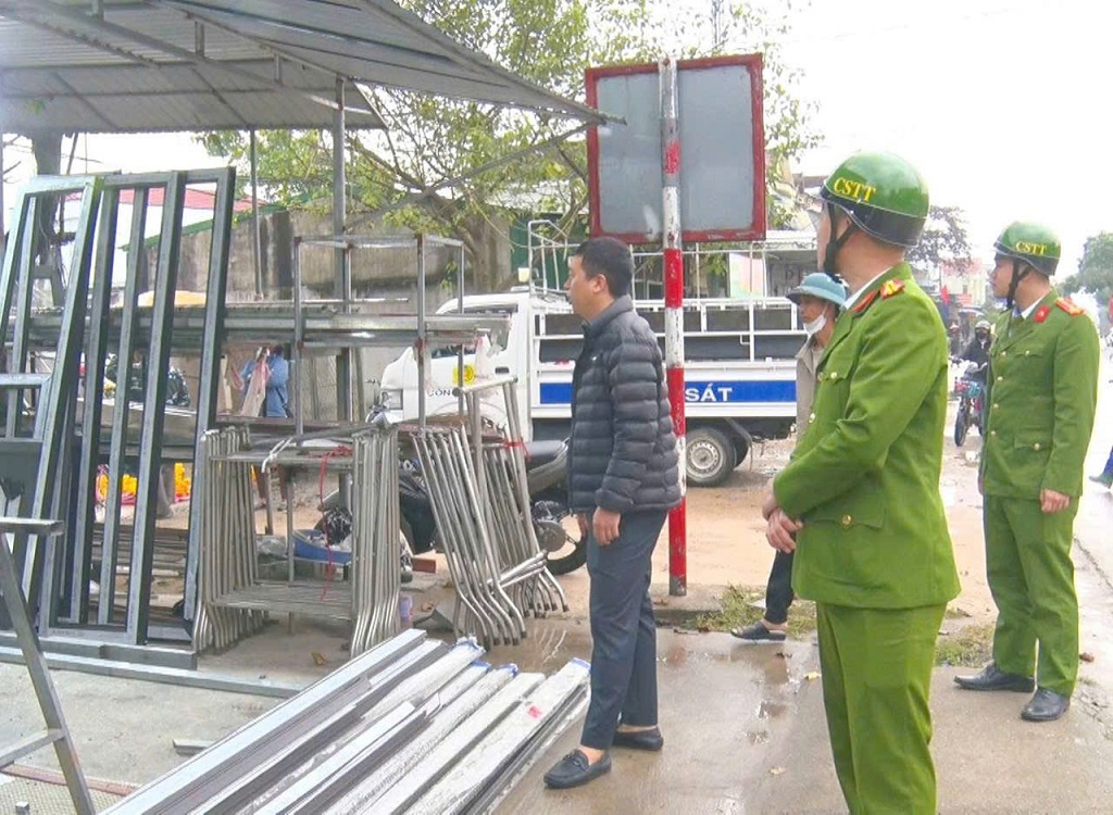 Công an xã Tam Đồng tuần tra, kiểm soát, lập lại trật tự ATGT tại khu vực chợ Giăng
