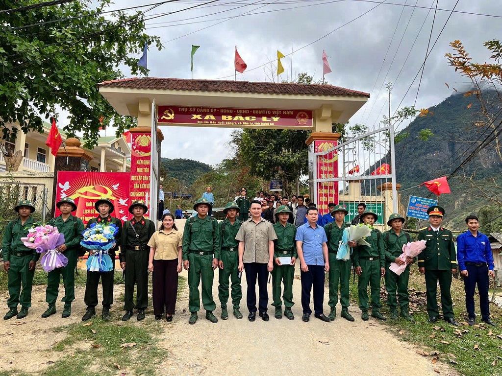 Công an xã Bắc Lý tặng quà, động viên tân binh lên đường thực hiện nghĩa vụ tham gia Công an nhân dân