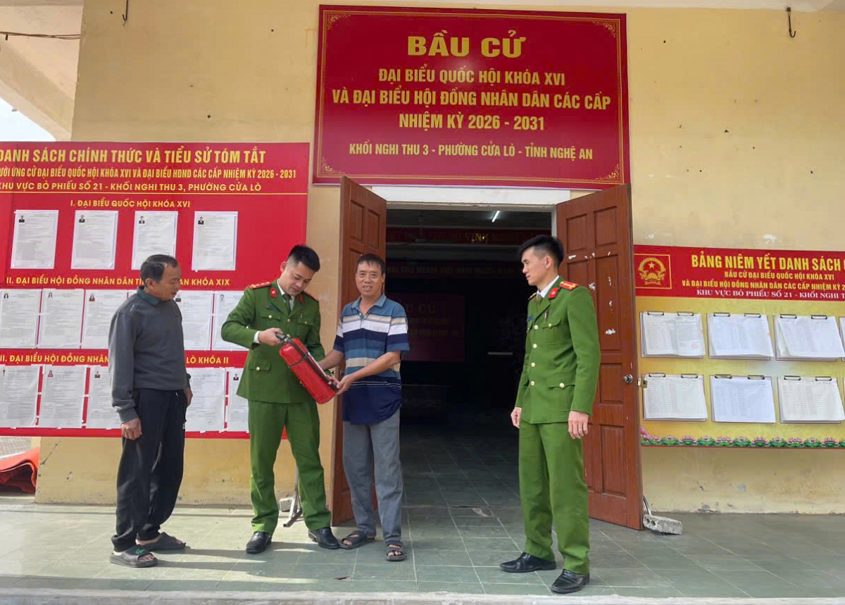 Công an phường Cửa Lò tăng cường kiểm tra PCCC tại điểm bầu cử