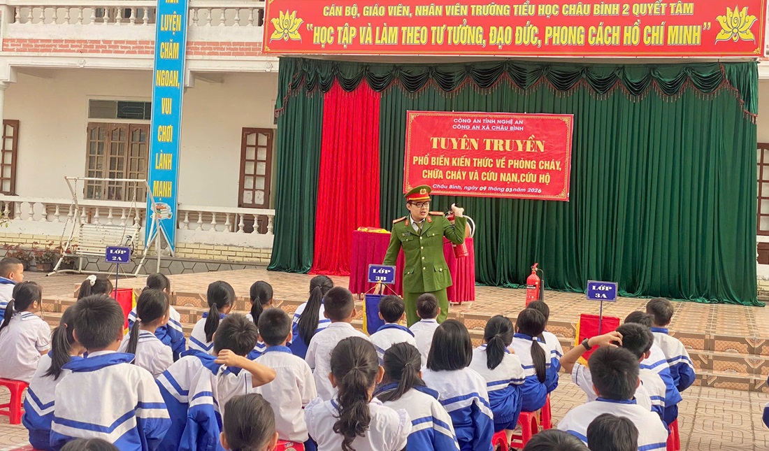 Công an xã Châu Bình tuyên truyền pháp luật về PCCC&CNCH tại Trường Tiểu học Châu Bình 2
