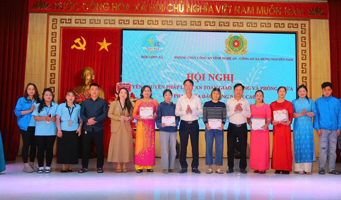 Công an xã phối hợp Công ty TNHH Hana Work, Phòng Cảnh sát giao thông Công an tỉnh trao quà tặng hội viên phụ nữ có hoàn cảnh đặc biệt khó khăn