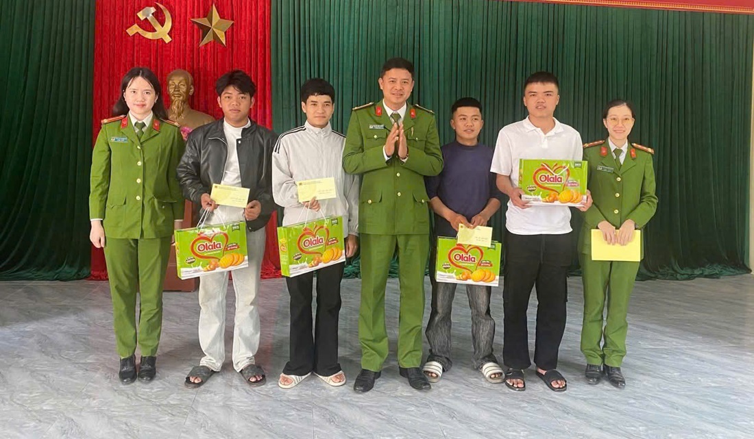 Công an xã Thần Lĩnh trao quà động viên thanh niên chuẩn bị lên đường thực hiện nghĩa vụ quân sự và nghĩa vụ CAND năm 2026