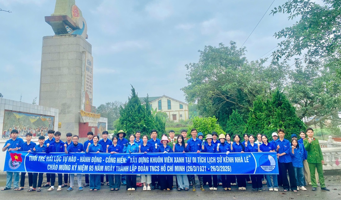 Chi đoàn Công an xã Hải Lộc trồng cây xanh và tôn tạo cảnh quan Khu di tích
