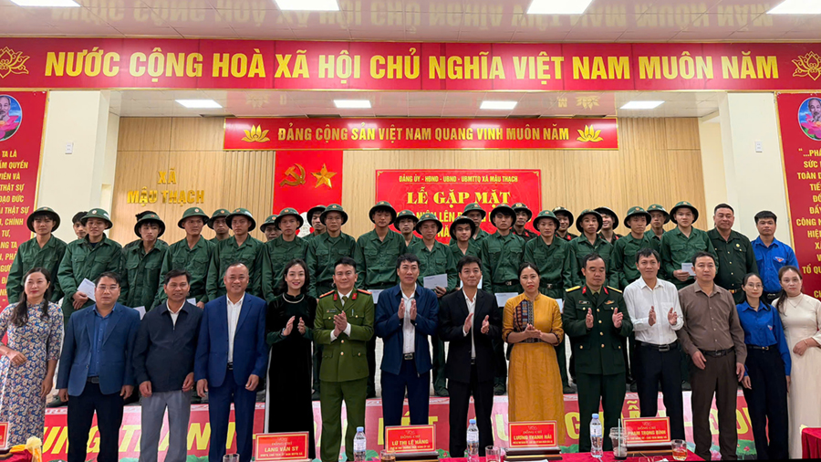 Tặng quà và giao nhiệm vụ cho thanh niên lên đường nhập ngũ năm 2026