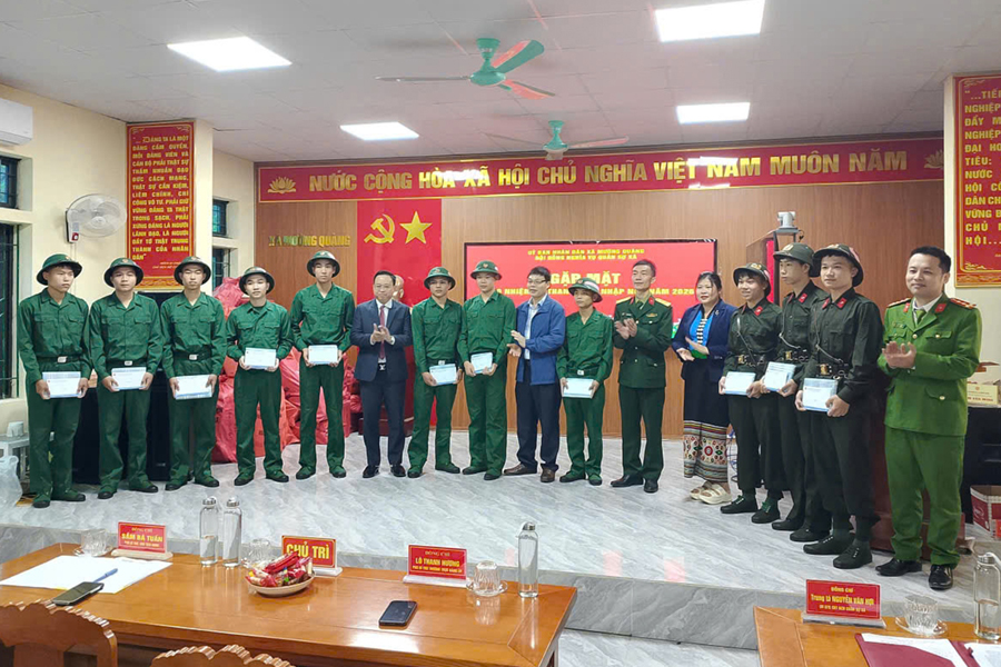 UBND xã Mường Quàng trao quà, động viên thanh niên thực hiện nghĩa vụ quân sự và nghĩa vụ Công an nhân dân năm 2026