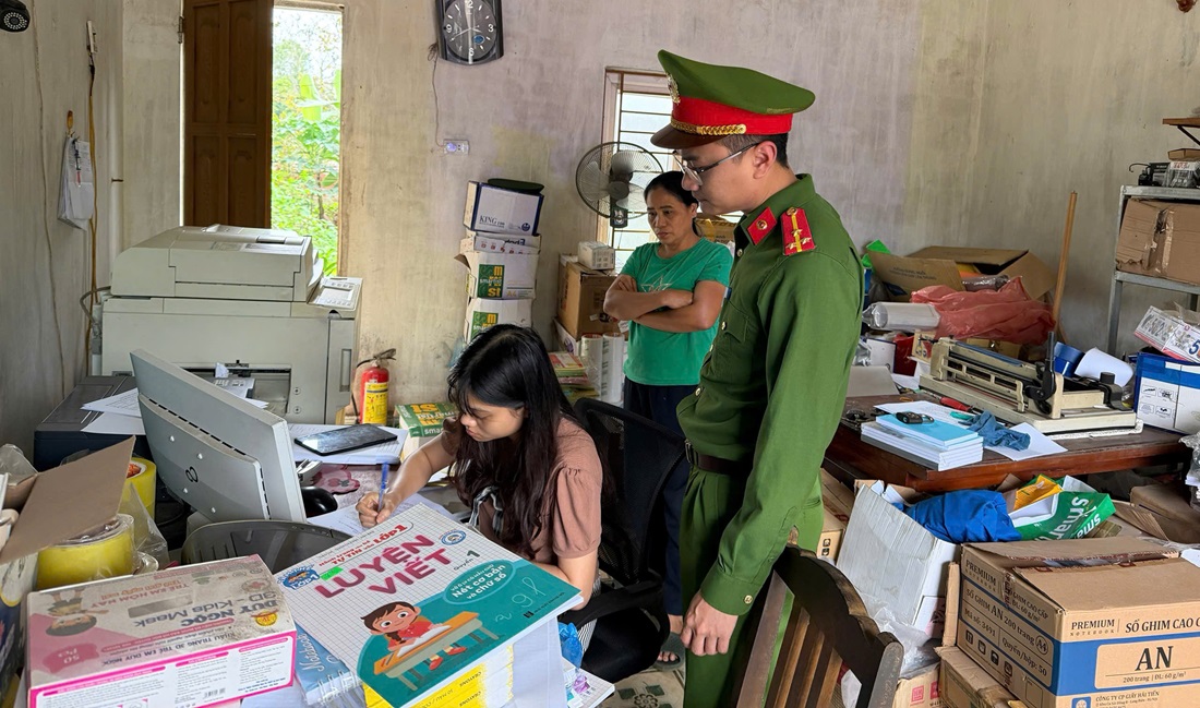 Công an xã Nghĩa Hưng tuyên truyền, ký cam kết với cơ sở photocopy in ấn nhằm bảo đảm ANTT phục vụ bầu cử