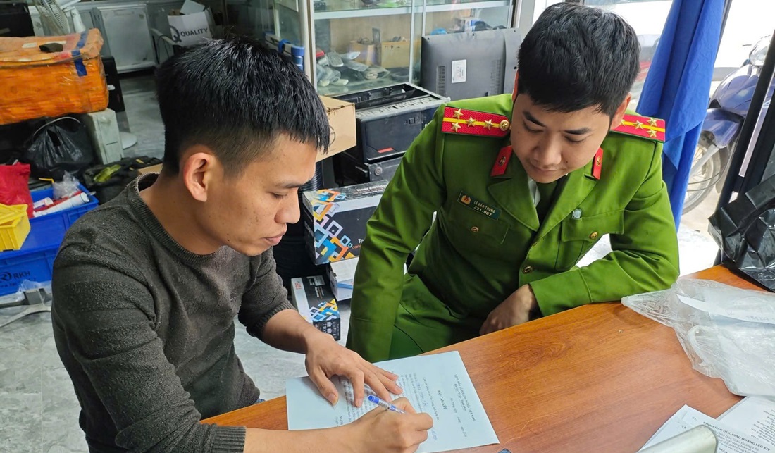 Công an xã Yên Trung tuyên truyền, vận động cơ sở in ấn, photocopy ký cam kết bảo đảm ANTT phục vụ bầu cử