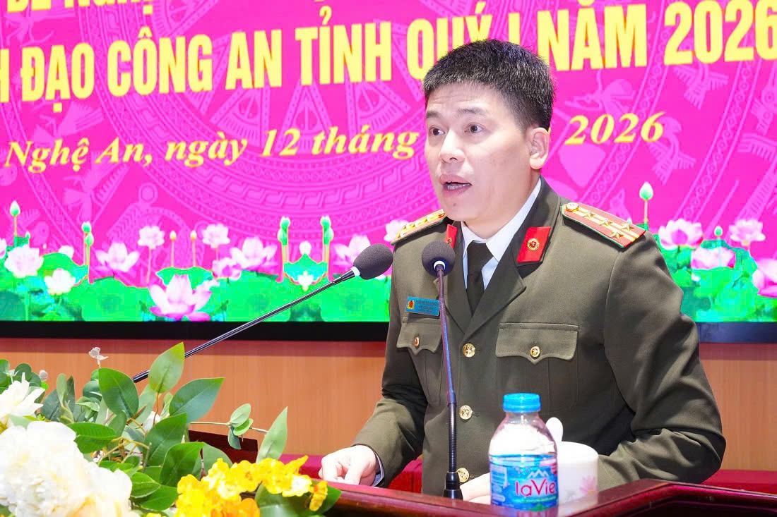 Đồng chí Đại tá Trần Hồng Quang, Phó Bí thư Đảng ủy, Phó Giám đốc Công an tỉnh phát biểu tại Hội nghị