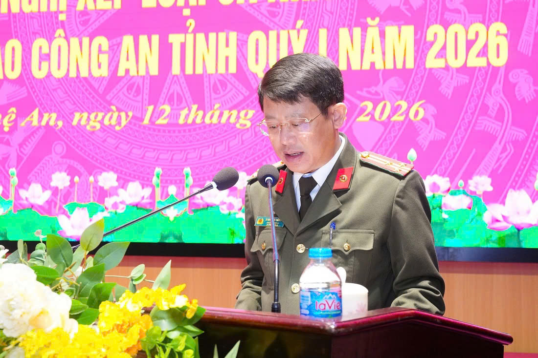 Đồng chí Đinh Anh Dũng, Ủy viên Ban Thường vụ Đảng ủy, Trưởng Phòng Tổ chức cán bộ Công an tỉnh báo cáo kết quả thực hiện nhiệm vụ của các đồng chí Lãnh đạo Công an tỉnh trong Quý I năm 2026