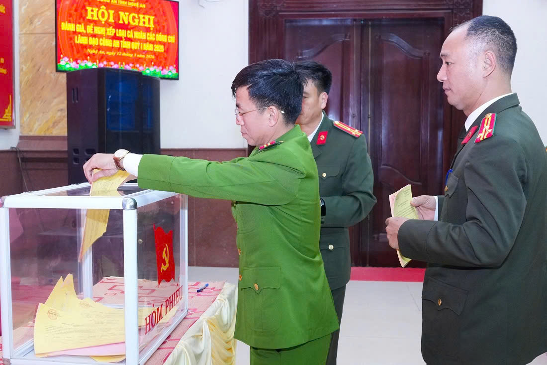 Các đại biểu tiến hành bỏ phiếu đánh giá