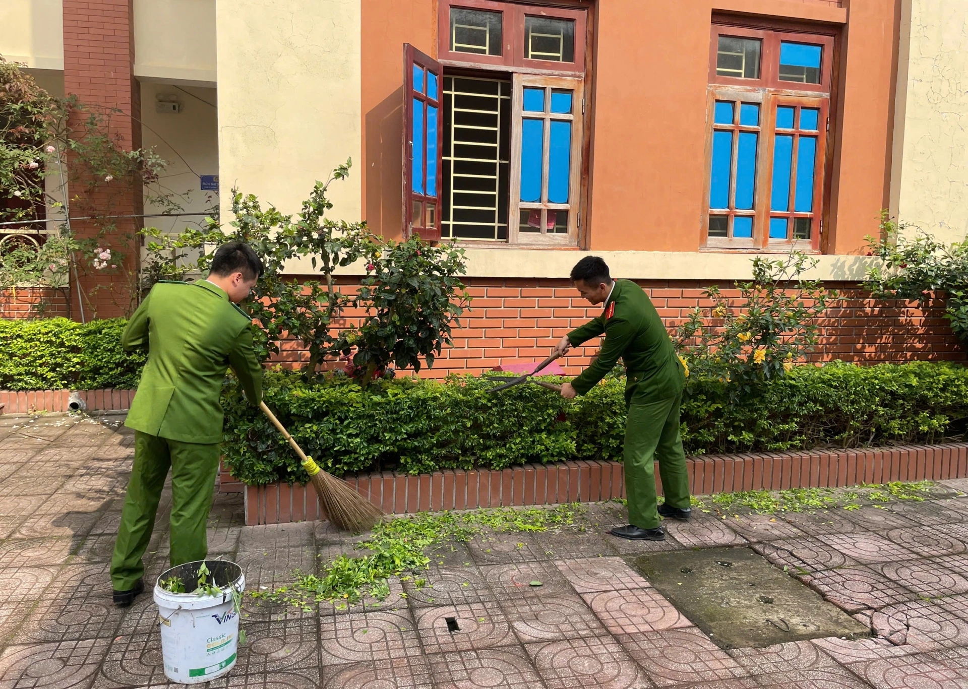 Chi đoàn Công an xã Tân Châu ra quân 
