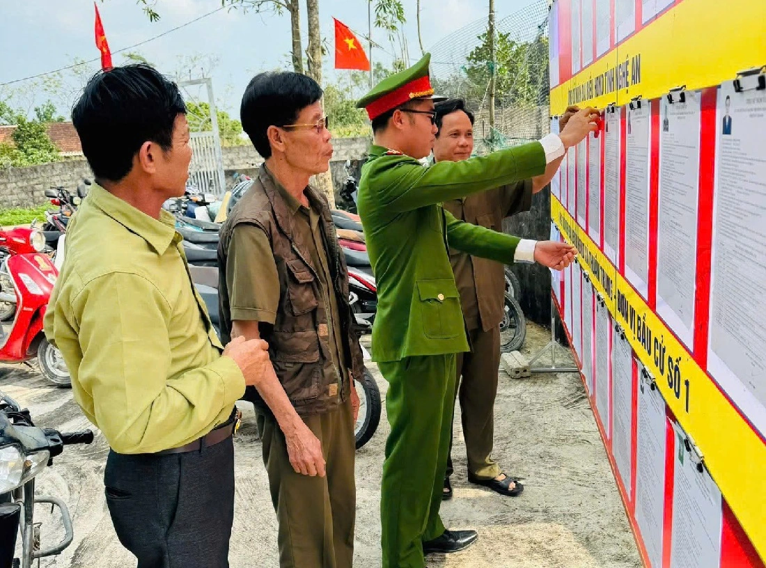 Công an xã Thuần Trung phối hợp kiểm tra khu vực niêm yết danh sách ứng cử viên