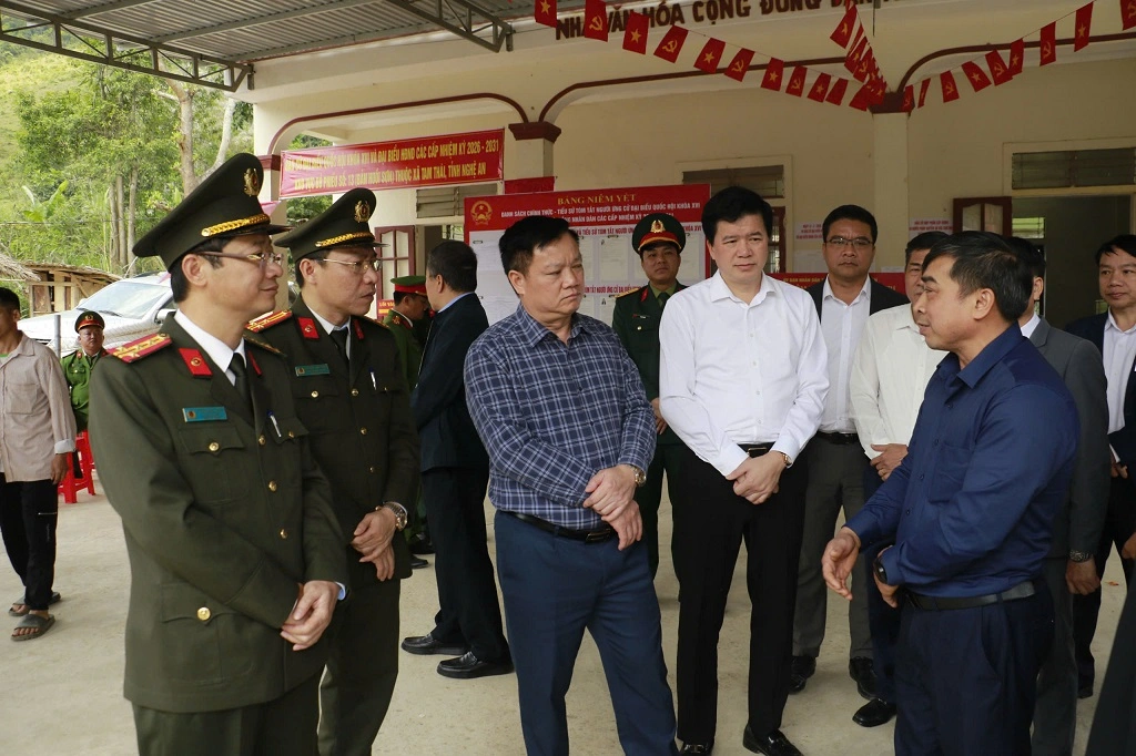 Đồng chí Nguyễn Khắc Thận, Bí thư Tỉnh ủy và đoàn công tác kiểm tra điểm bầu cử bản Phá Lỏm, Huồi Sơn (xã Tam Thái)