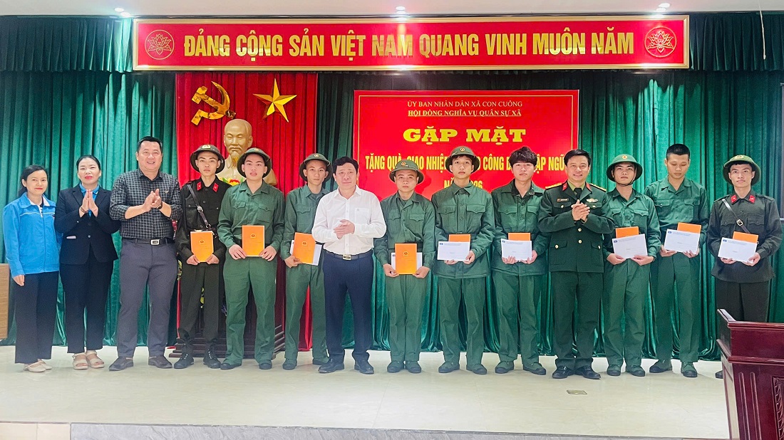 Lãnh đạo xã tặng quà tân binh