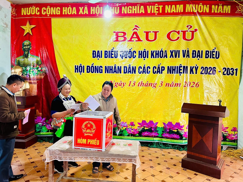 Người dân xã Huồi Tụ bỏ phiếu bầu cử sớm 