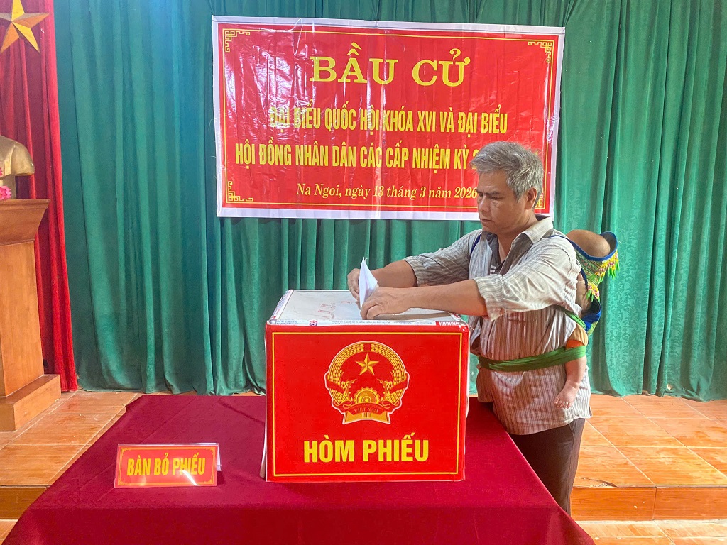 Công an xã Na Ngoi bảo đảm ANTT tại điểm bỏ phiếu sớm
