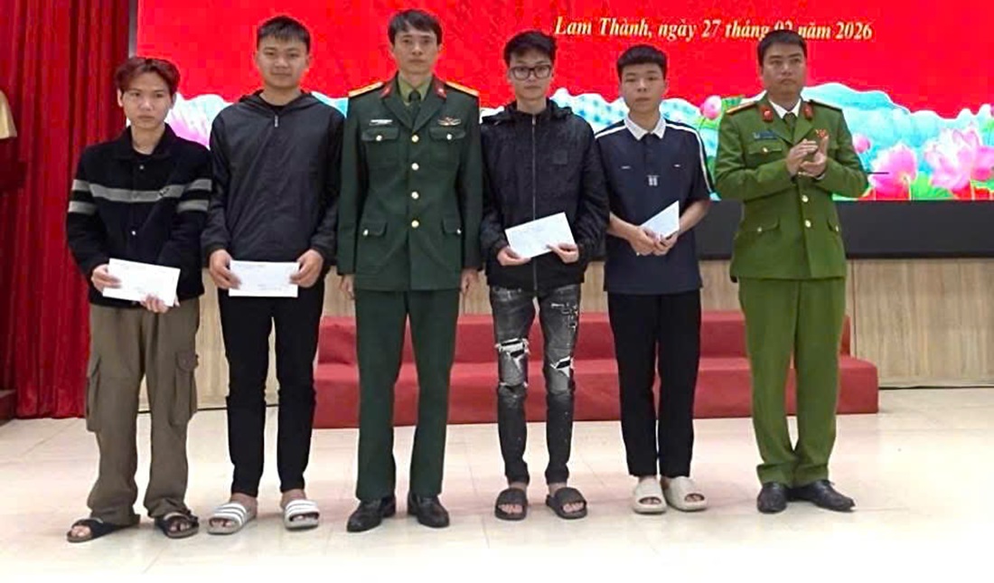 Trao quà động viên thanh niên chuẩn bị lên đường thực hiện nghĩa vụ quân sự, nghĩa vụ Công an nhân dân năm 2026