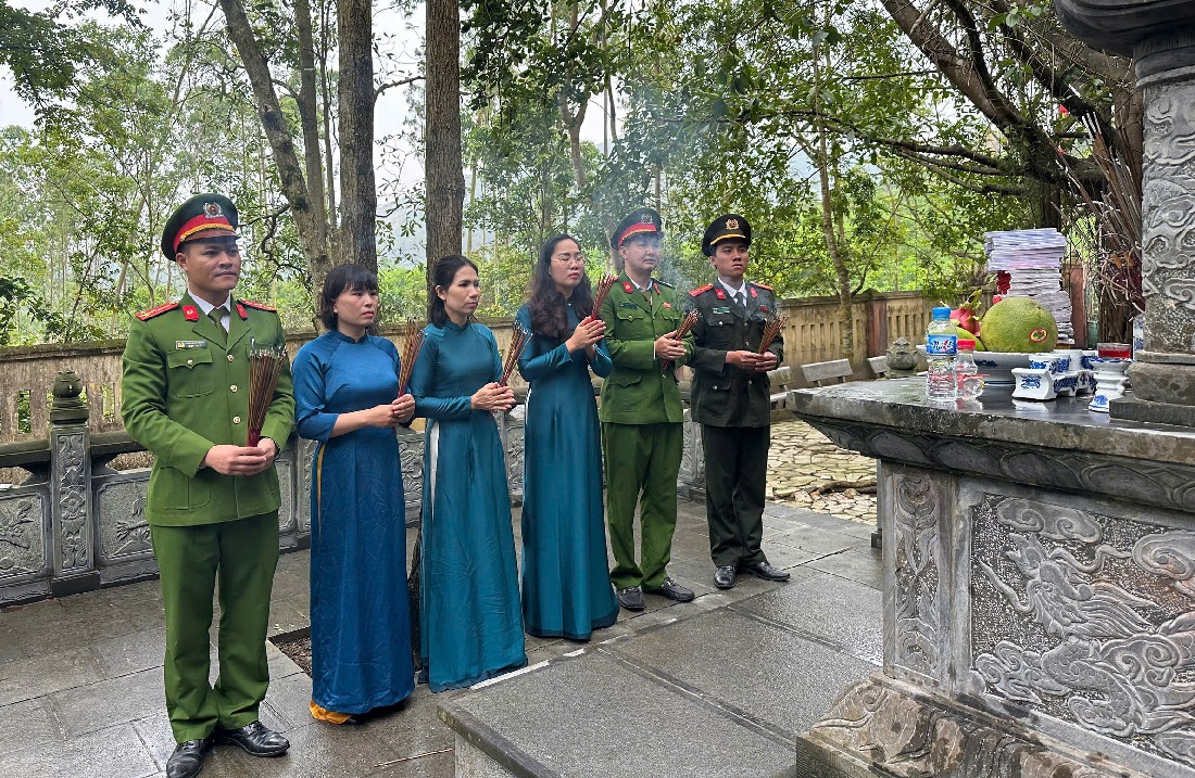 Chi đoàn Công an phường Hoàng Mai dâng hương tại di tích Hang Hỏa Tiễn