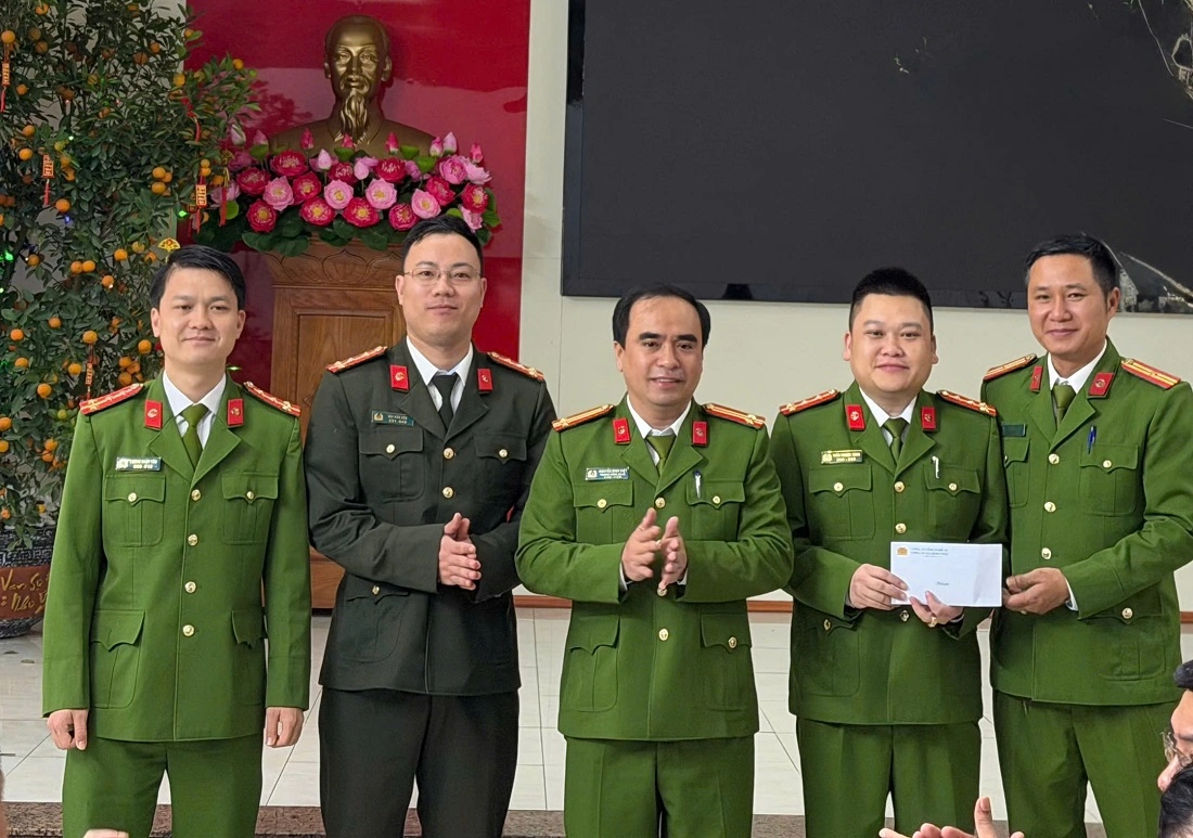 Công an xã trao thưởng tổ công tác