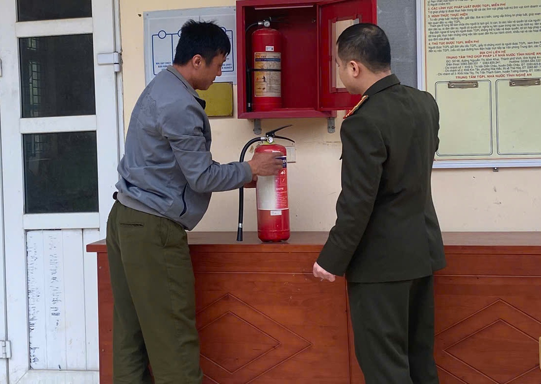 Công an xã Mường Quàng kiểm tra, hướng dẫn phòng cháy, chữa cháy tại điểm bỏ phiếu