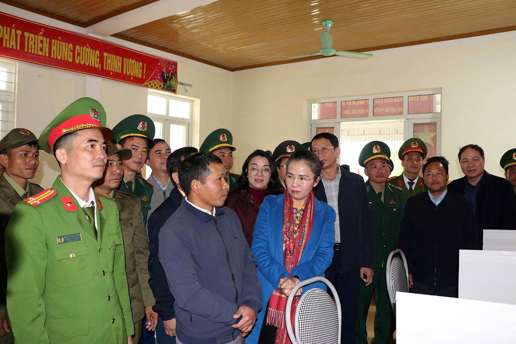 Công an xã Keng Đu bảo đảm ANTT tại điểm bỏ phiếu sớm
