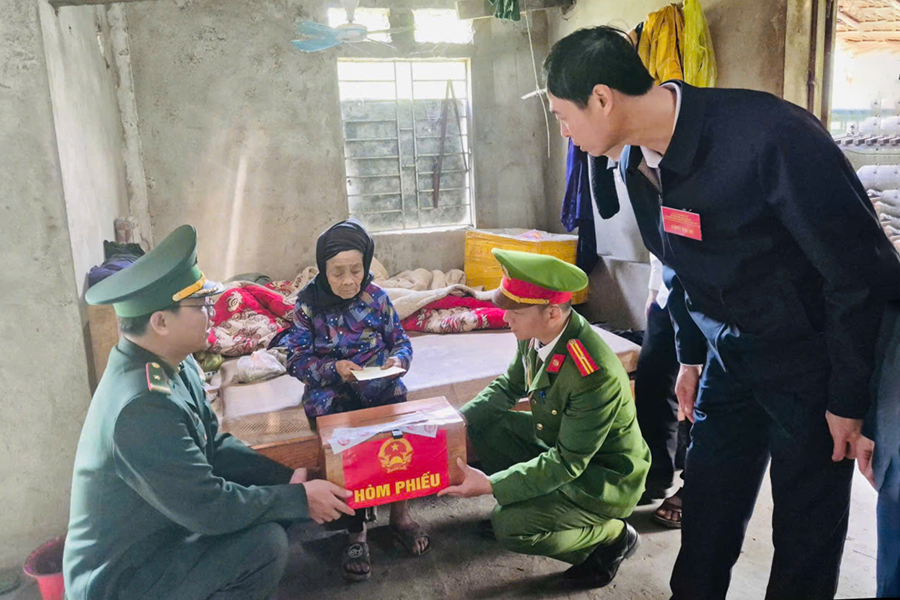 Công an xã Môn Sơn phối hợp bảo vệ thùng phiếu đưa đến nhà phục vụ cử tri không thể đi lại