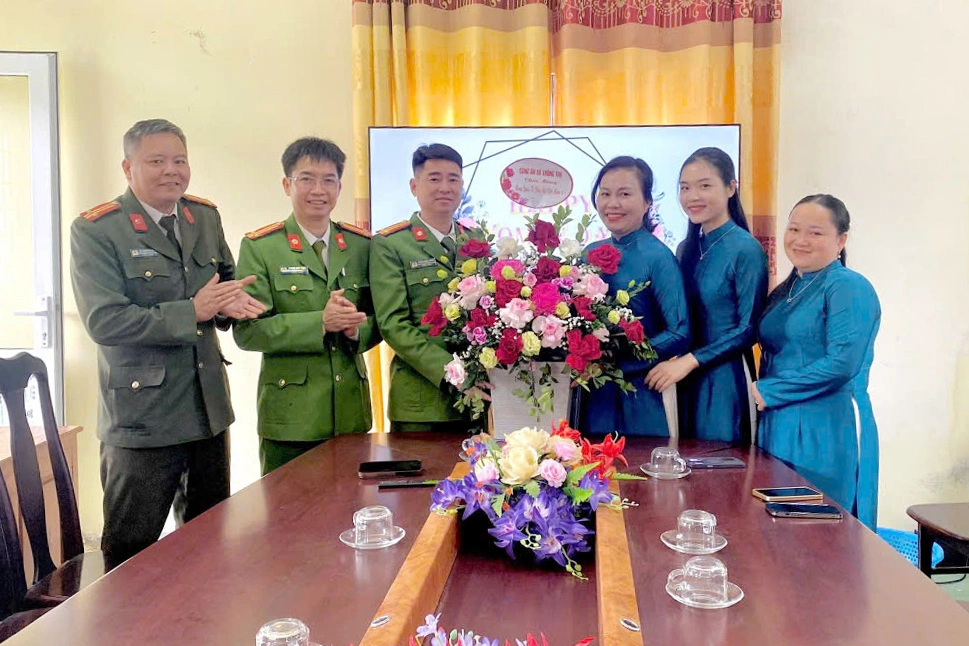 Công an xã tặng hoa chúc mừng cán bộ nữ Công an xã Thông Thụ