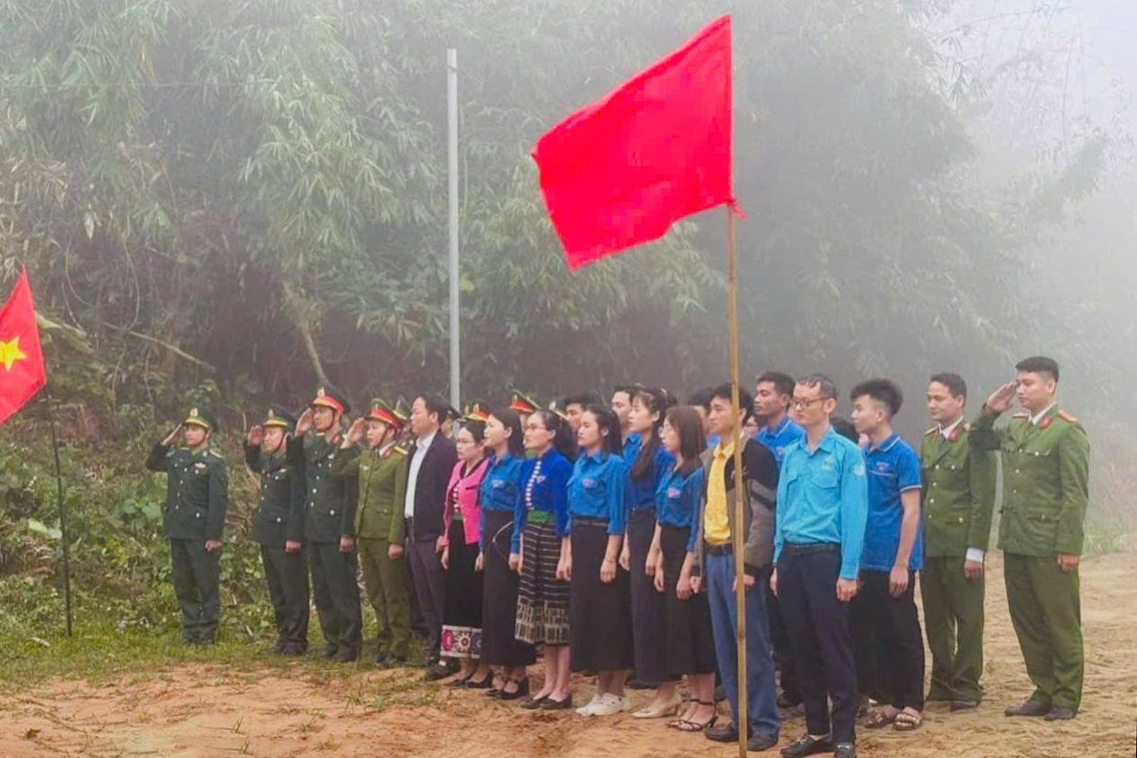 Tham gia lễ chào cờ tại cột mốc biên giới