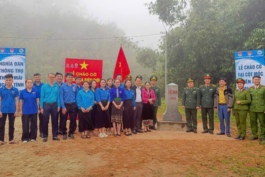 Công an xã Thông Thụ cùng lực lượng vũ trang đóng quân trên địa bàn tham gia Lễ chào cờ tại khu vực cột mốc biên giới 363.