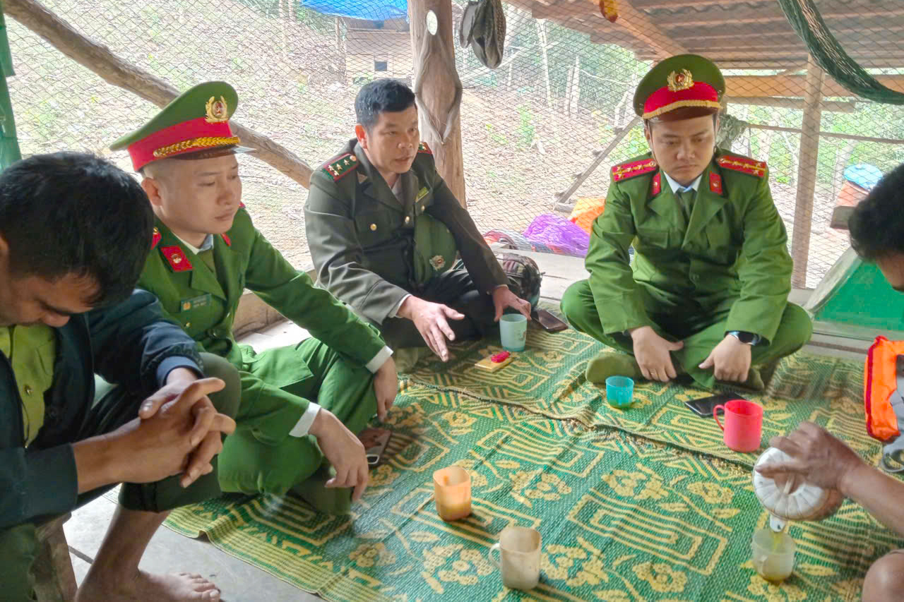 Tuyên truyền pháp luật cho người dân lòng hồ thủy điện Hủa Na