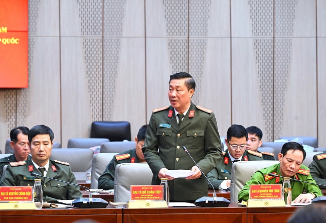 Lãnh đạo các đơn vị phát biểu thảo luận tại cuộc họp.