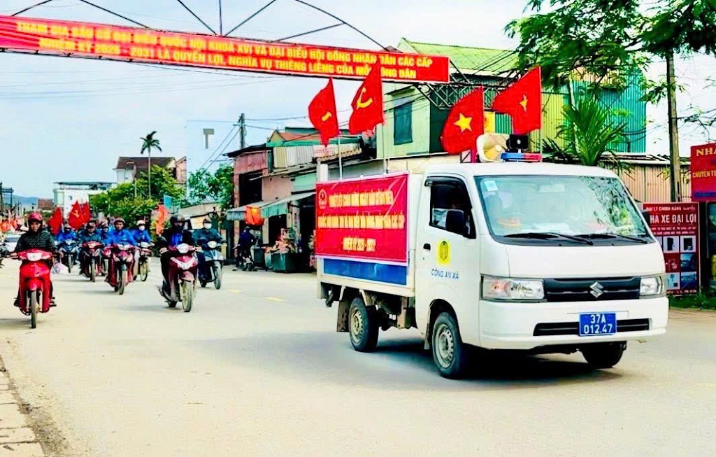 Chi đoàn Công an xã Bích Hào phối hợp tuyên truyền về bầu cử