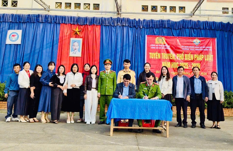 Đại diện nhà trường và Công an xã ký cam kết