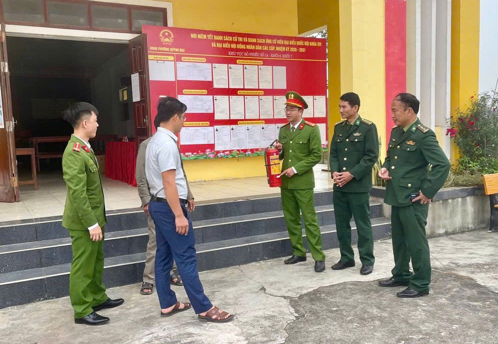 Công an phường Quỳnh Mai kiểm tra phòng cháy, chữa cháy tại khu vực bỏ phiếu