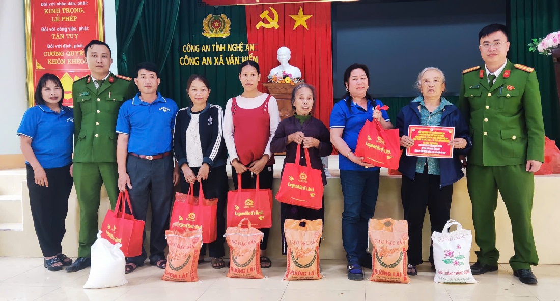 Công an xã Văn Hiến phối hợp trao quà tặng người dân có hoàn cảnh khó khăn