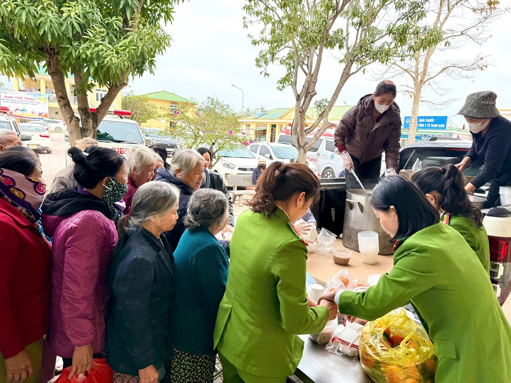 Chi hội Phụ nữ Công an xã Vạn An phát cháo miễn phí tặng bệnh nhân và người nhà bệnh nhân 