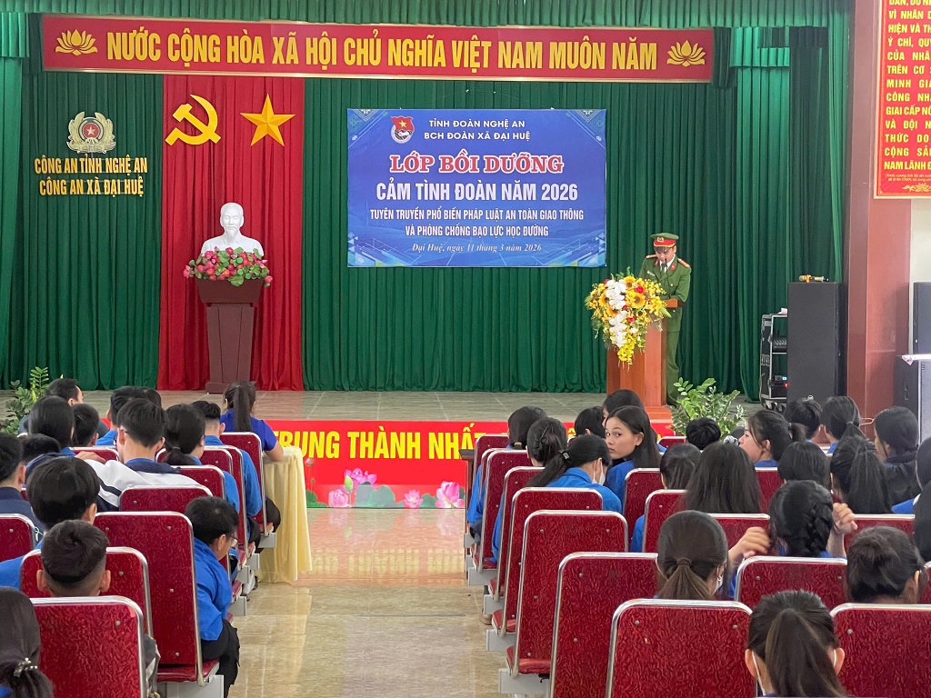 Công an xã Đại Huệ tuyên truyền pháp luật cho đoàn viên, thanh niên