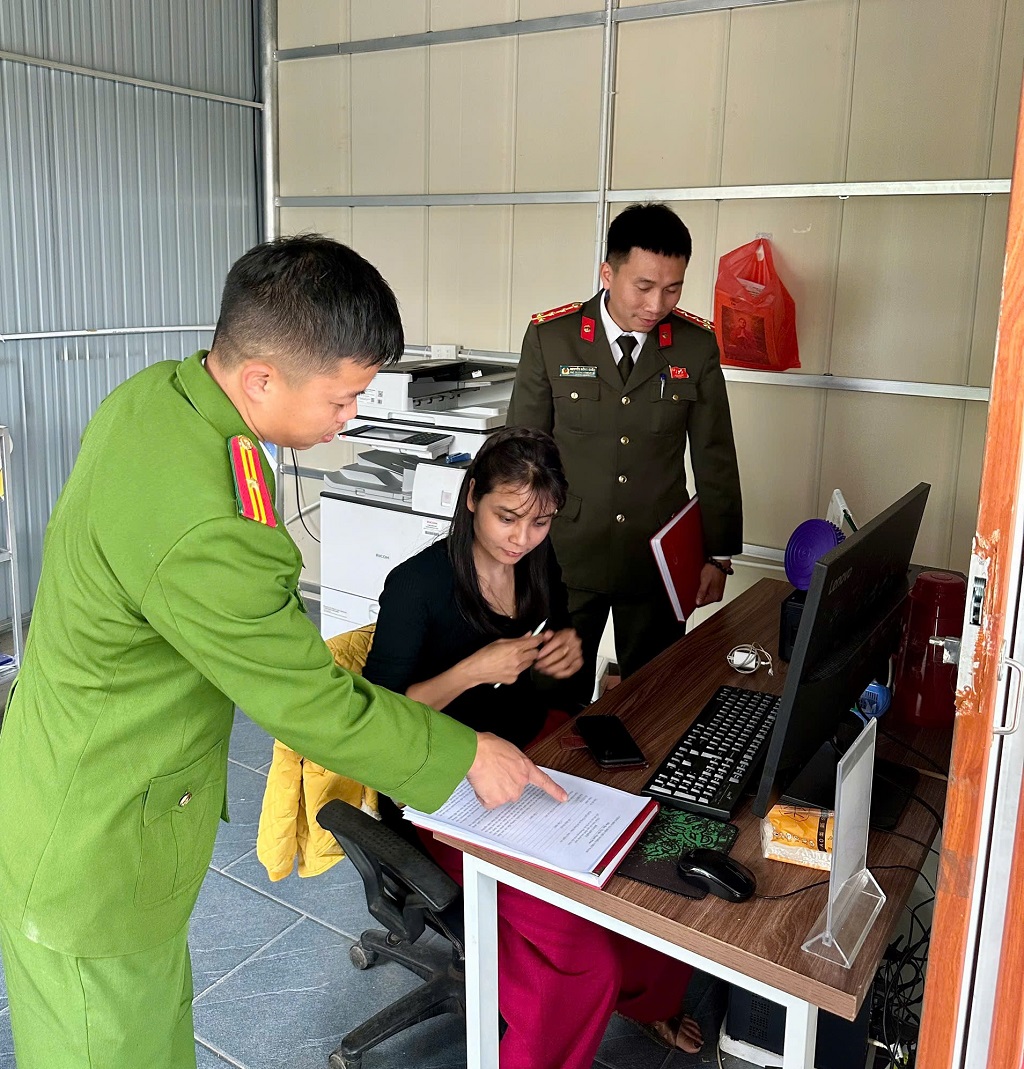 Công an xã Nam Đàn tuyên truyền, vận động cơ sở in ấn, photocopy ký cam kết bảo đảm ANTT phục vụ bầu cử