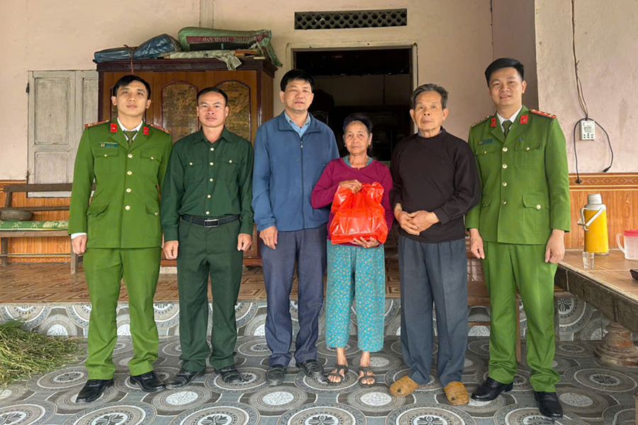 Công an xã Cam Phục và Ủy ban Mặt trận Tổ quốc xã gặp gỡ,  thăm hỏi đồng bào người Hoa và bà con giáo dân tại địa phương